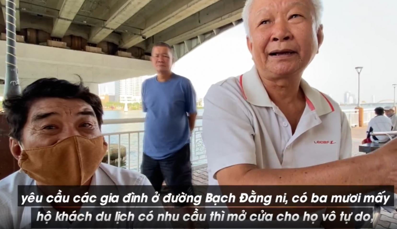 Cảnh 'tè bậy' là không hiếm, khách du lịch hay người dân cũng chỉ biết đi nhờ vào nhà dân, quán xá khi có nhu cầu.