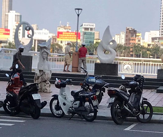 Hai người đàn ông thản nhiên tè xuống sông Hàn ngay giữa thanh thiên bạch nhật.