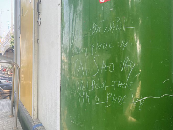 Người dân bức xúc viết lên cả cửa nhà WC công cộng vì đóng cửa triền miên.