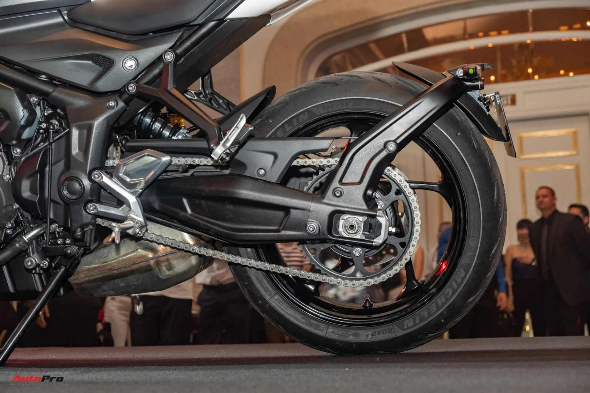 Triumph Trident: Chiếc naked-bike tân binh ra mắt tại thị trường Việt có giá 270 triệu đồng - Ảnh 1