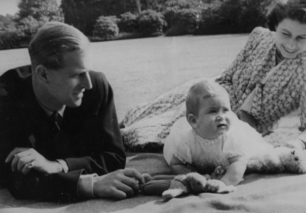 Cuộc đời của Hoàng thân Philip qua ảnh: Từ người lính thủy quân lục chiến đến người chồng, người cha mẫu mực suốt 73 năm - Ảnh 5