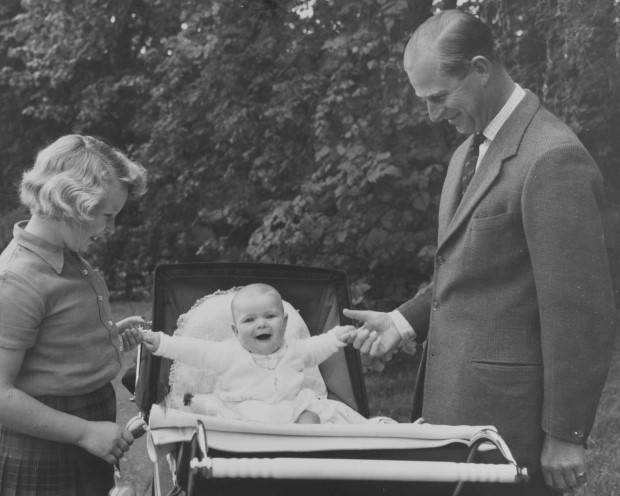 Cuộc đời của Hoàng thân Philip qua ảnh: Từ người lính thủy quân lục chiến đến người chồng, người cha mẫu mực suốt 73 năm - Ảnh 14
