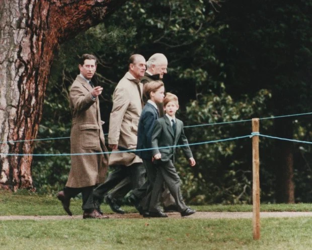 Cuộc đời của Hoàng thân Philip qua ảnh: Từ người lính thủy quân lục chiến đến người chồng, người cha mẫu mực suốt 73 năm - Ảnh 26