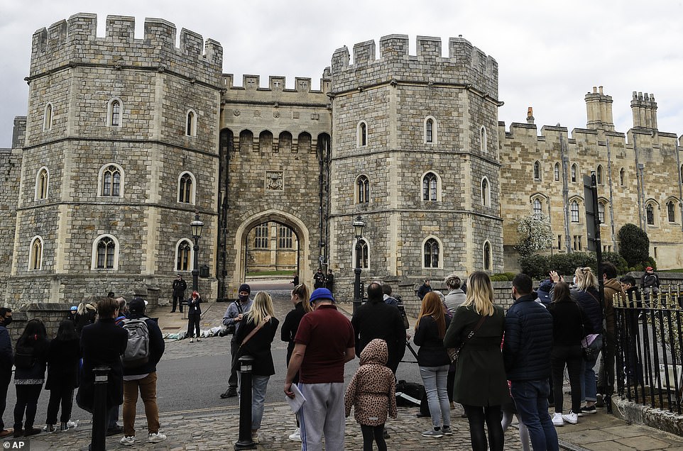 Đám đông tụ tập tưởng nhớ Hoàng thân Philip trước cổng lâu đài Winsor, nơi ông qua đời.