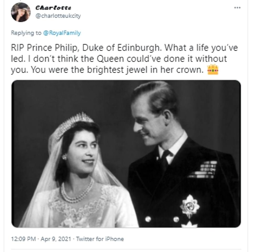 Ngày buồn của vương quốc Anh:  Cờ rủ và ngập tràn hoa tưởng niệm, nước mắt đã rơi trên khắp đất nước trong ngày Hoàng thân Philip qua đời - Ảnh 9