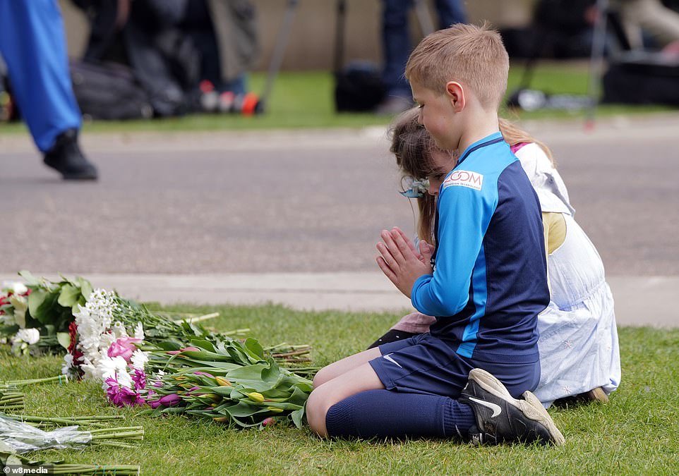Ngày buồn của vương quốc Anh:  Cờ rủ và ngập tràn hoa tưởng niệm, nước mắt đã rơi trên khắp đất nước trong ngày Hoàng thân Philip qua đời - Ảnh 8