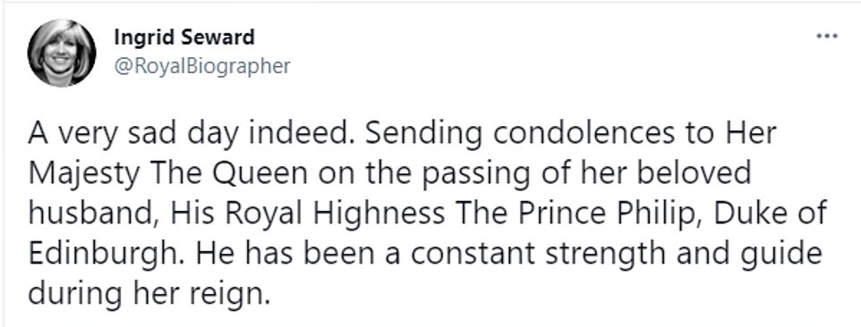 Ngày buồn của vương quốc Anh:  Cờ rủ và ngập tràn hoa tưởng niệm, nước mắt đã rơi trên khắp đất nước trong ngày Hoàng thân Philip qua đời - Ảnh 12