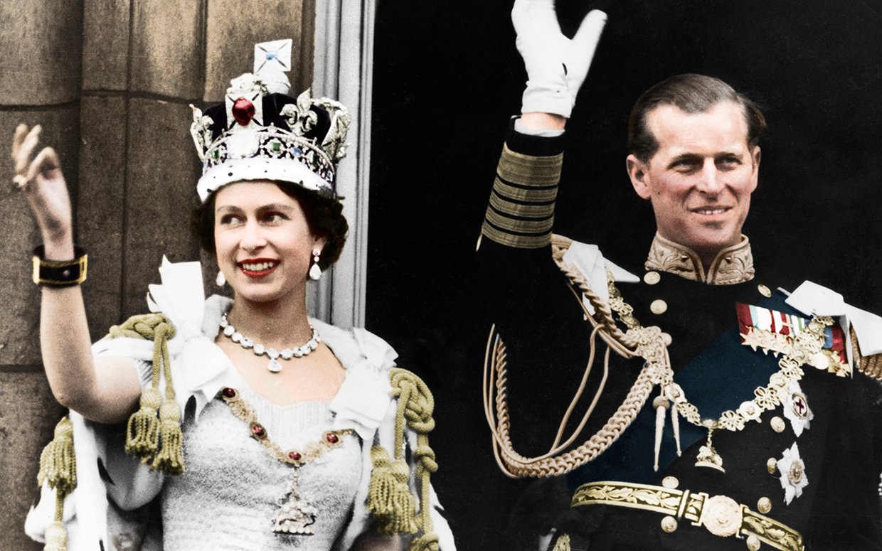 Nữ hoàng và vương tế trong ngày đăng quang kế vị.