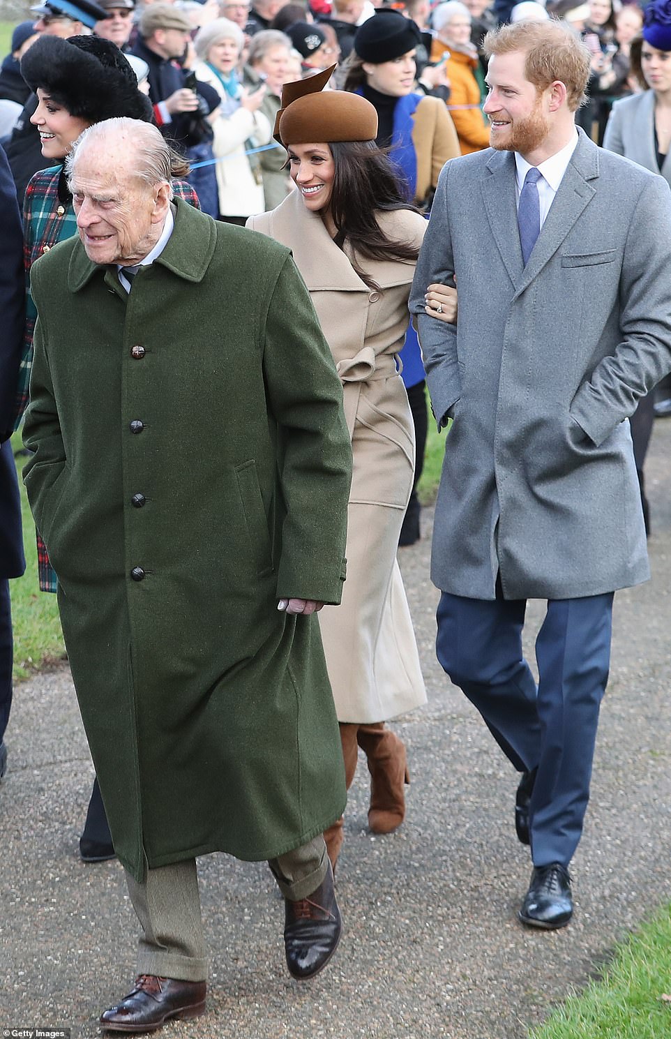 Vợ chồng Harry và Meghan khi còn ở Anh, đi cùng Hoàng thân Philip.