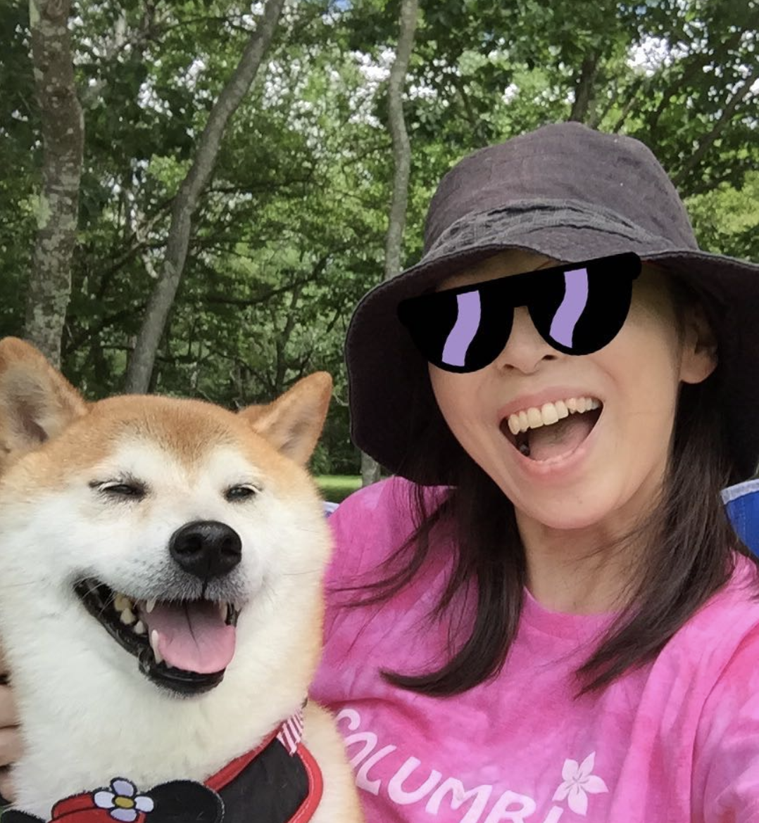 Kabosu và cô chủ Sato, người đã đưa hình ảnh của cô chó lên MXH và trở thành một hiện tượng.