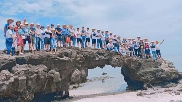 Phản cảm hình ảnh hơn 40 du khách "áp bức" trên đầu cổng Tò Vò ở Lý Sơn