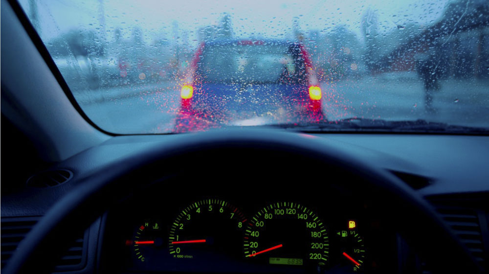 Những kinh nghiệm cần biết: Lái xe trời mưa cho người mới lấy bằng - Ảnh 1