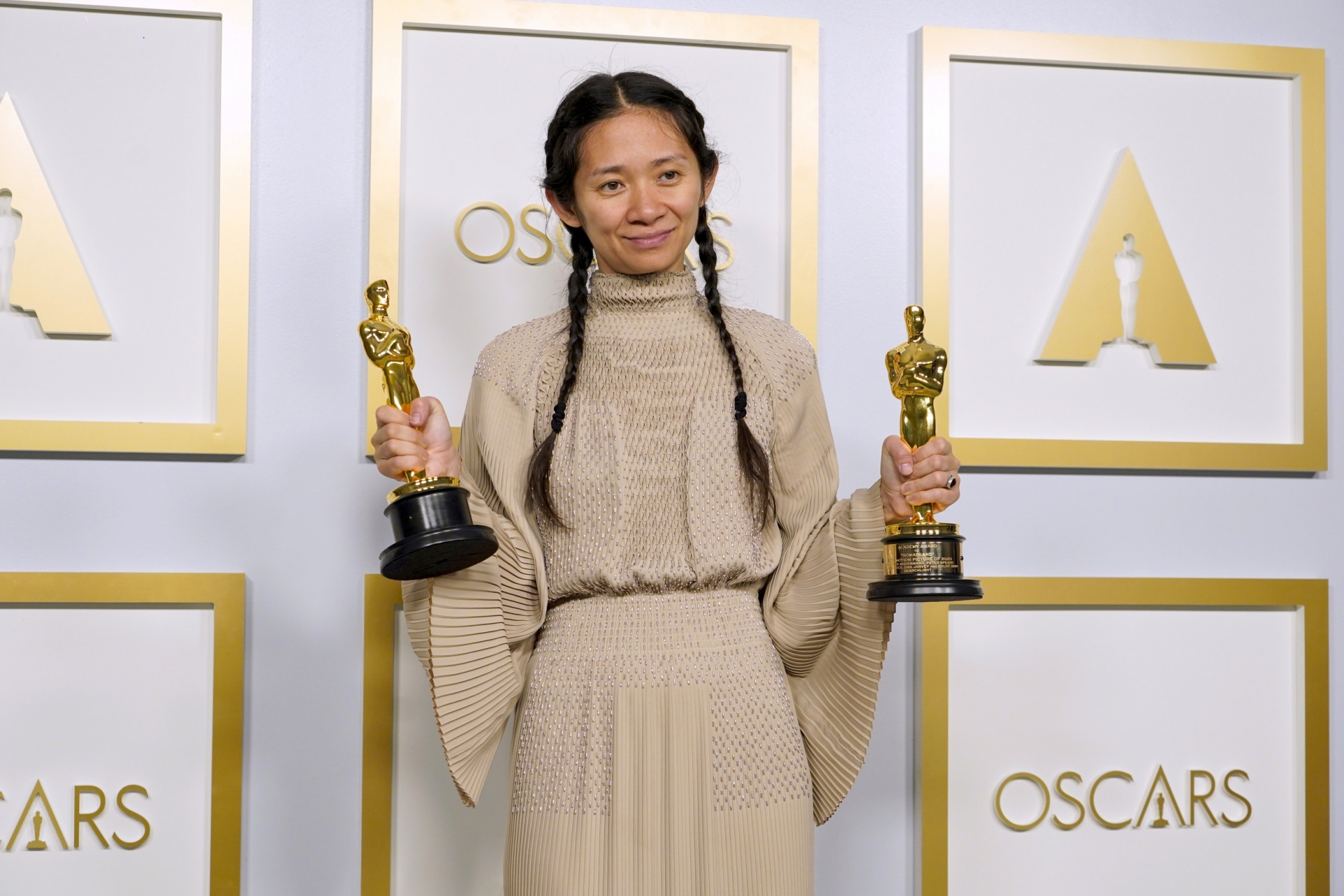 Chloé Zhao sẽ tiếp nối những thành công sau tượng vàng Oscar để cống hiến cho khán giả thêm nhiều tác phẩm để đời khác.