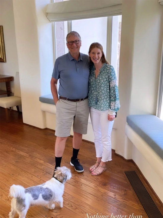 Tỷ phú Bill Gates tươi tỉnh trong bộ đồ xanh trắng bên cạnh cô con gái cưng.