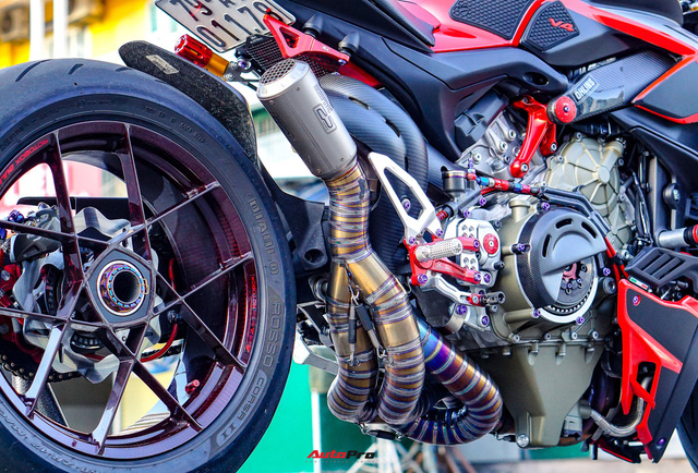 Bản độ Ducati Streetfighter V4 hoành tráng tiêu tốn tới cả tỷ đồng để 'lên đồ chơi' - Ảnh 1