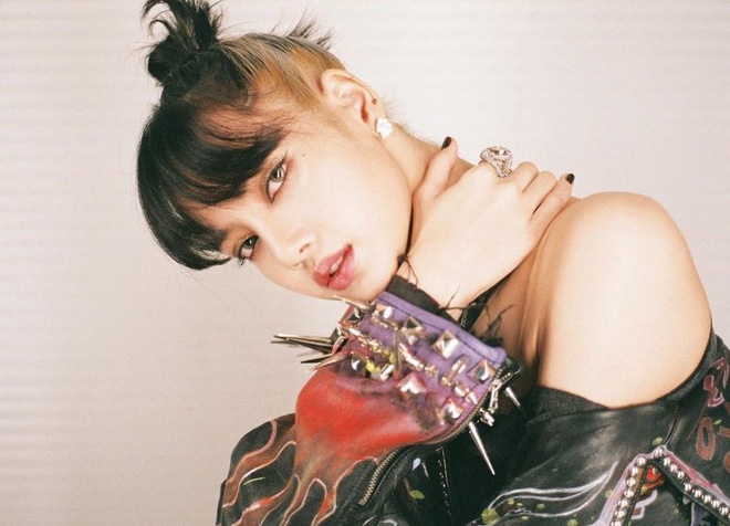 Lisa đích thân "bật mí" về màn solo debut, không phải 1 bài mà là nguyên cả album khiến fan sướng rơn
