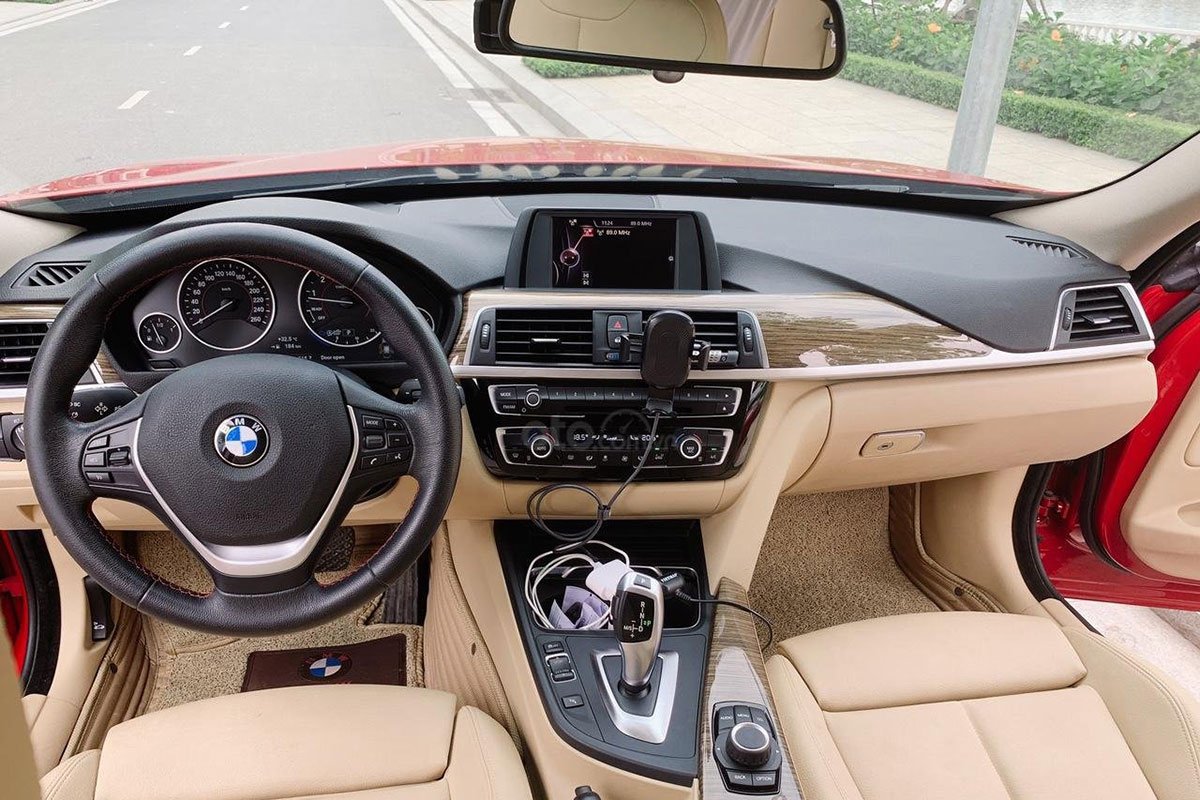 Phần nội thất của BMW 320i.