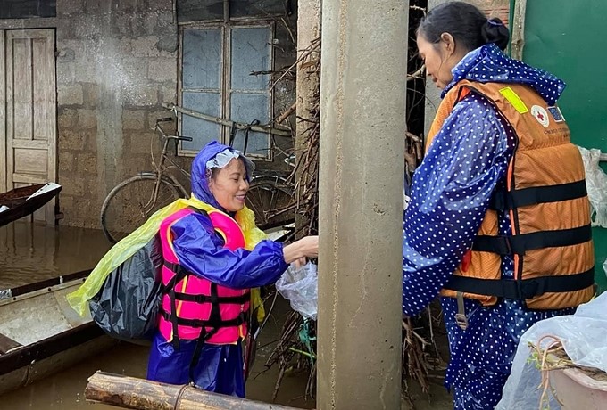  Bà Ngọc Hương - mẹ ca sĩ Hồ Ngọc Hà đã giải ngân toàn bộ số tiền hơn 6,4 tỷ đồng mà Trấn Thành chuyển khoản