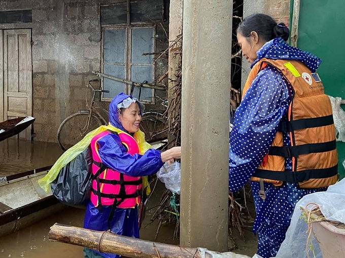 Bà Ngọc Hương (trái) trong chuyến đi cứu trợ đồng bào vùng lũ tại miền Trung cuối năm 2020.