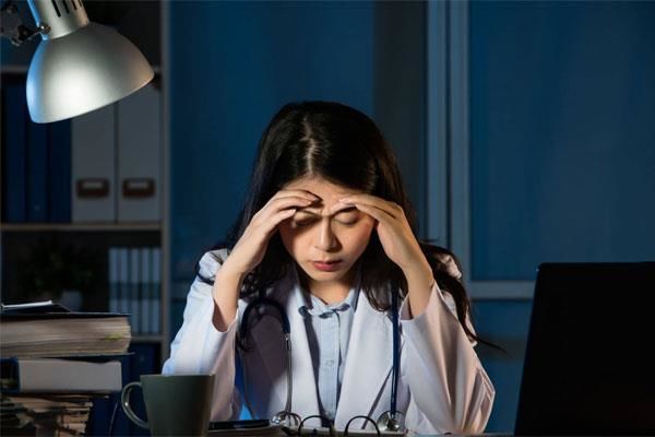 Nếu thường xuyên thức khuya và thấy xuất hiện 3 triệu chứng này: Đã đến lúc cho cơ thể nghỉ ngơi nếu không muốn nhận "trái đắng"