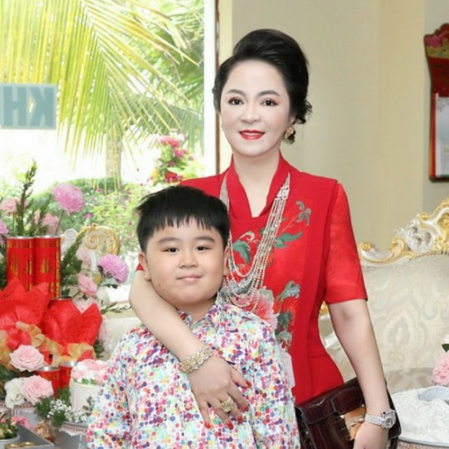Thiếu gia Huỳnh Hằng Hữu và bà mẹ nổi tiếng.