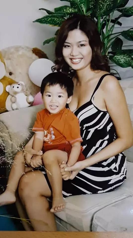 Hoa hậu Thu Thủy và con trai Duy Anh thưởu nhỏ.