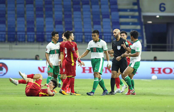 Các cầu thủ Indonesia chơi rất rắn và thường xuyên vào bóng ác ý.