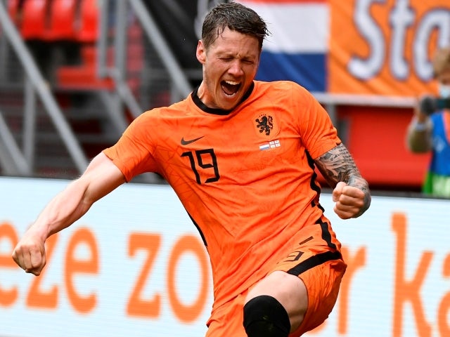 Wout Weghorst nâng tỉ số lên 2 - 0 cho Cơn lốc màu da cam.