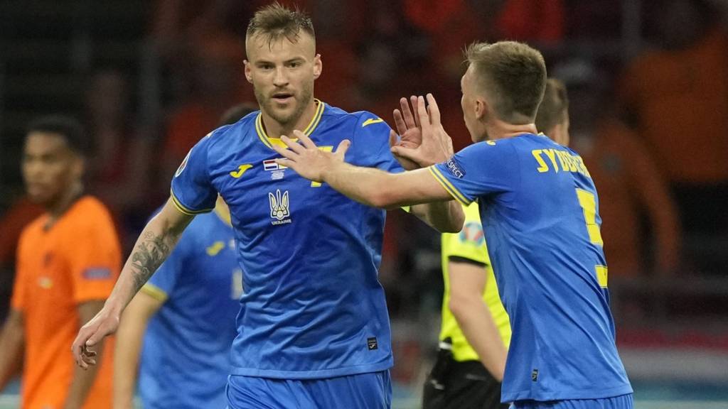 Yarmolenko tung cú cứa lòng chân trái đẳng cấp rút ngắn tỉ số xuống 1-2 cho Ukraine.