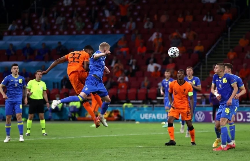 Denzel Dumfries đã có ngày thi đấu xuất sắc với 2 pha kiến tạo và bàn thắng quyết định chiến thắng cho Hà Lan.