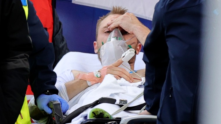 Rất may mắn là Christian Eriksen đã hồi tỉnh sau khi được cấp cứu.