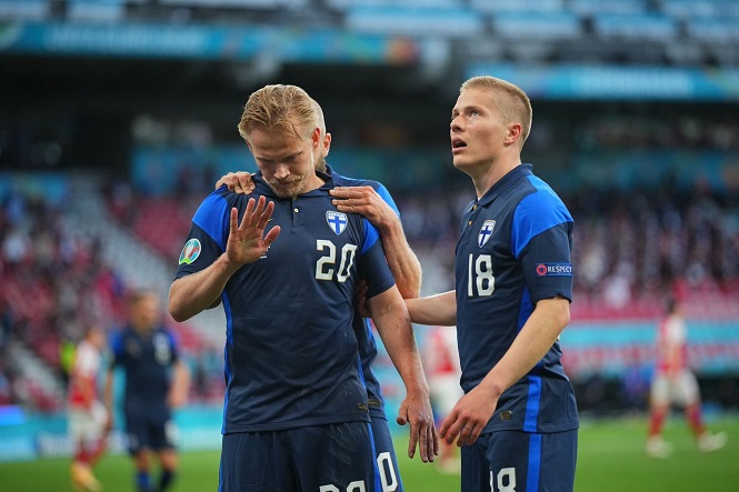Các cầu thủ Phần Lan cũng không ăn mừng bàn thắng và cầu nguyện cho Eriksen.