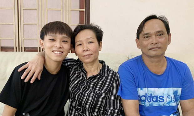 Bố Hồ Văn Cường làm ở quán chay của Phi Nhung với mức lương 10 triệu/tháng, mẹ cô lo giúp việc trong nhà Phi Nhung và không nhận lương.