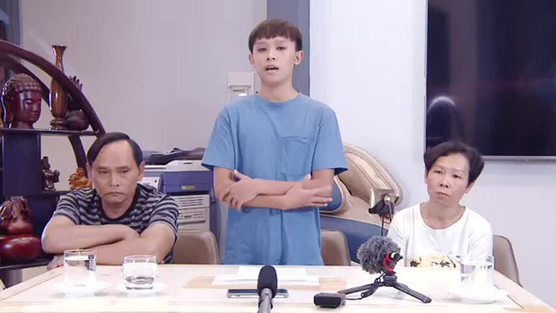 Nam ca sĩ trẻ phải lên sóng livestream nói xin lỗi 'mẹ' Phi Nhung.