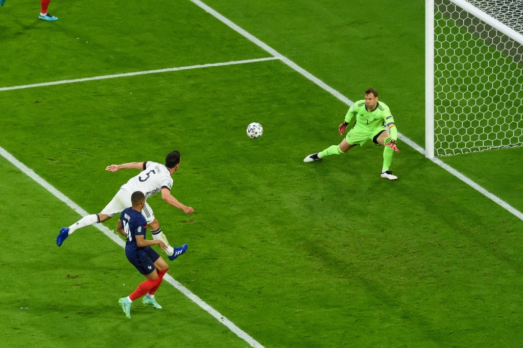 Bàn phản lưới nhà của Mats Hummels giúp Pháp vượt lên dẫn trước.