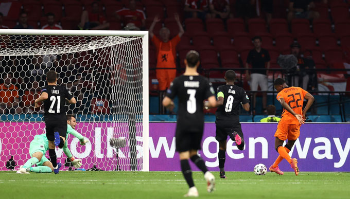 Dumfries kết liễu Áo với bàn nâng tỷ số lên 2-0.