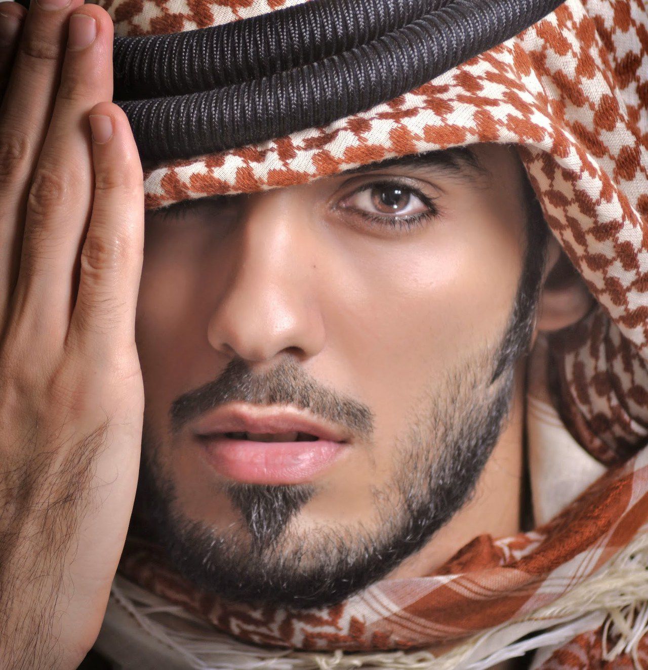 Truyền thông gọi anh là Người đàn ông Ả Rập đẹp nhất hành tinh.