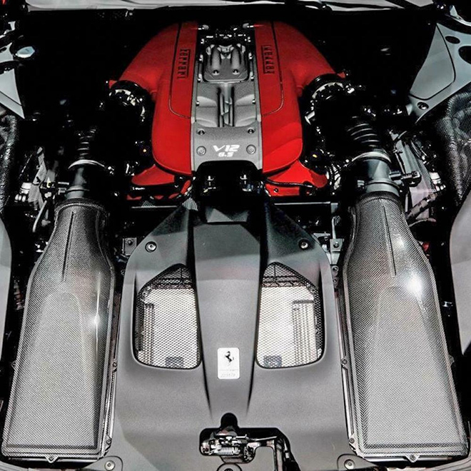 Tấm ốp khoang động cơ carbon cho Ferrari 812 Superfast.