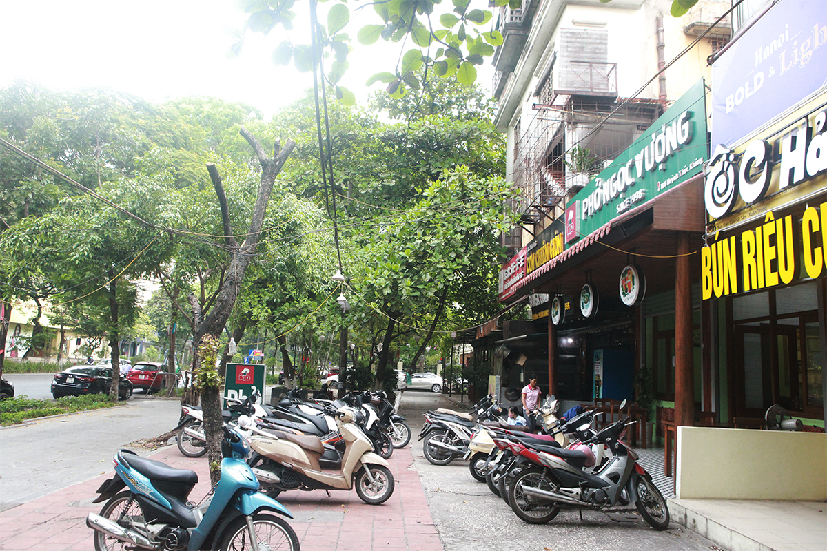 Quán phở ở Huỳnh Thúc Kháng kín xe máy của khách từ 6h sáng.