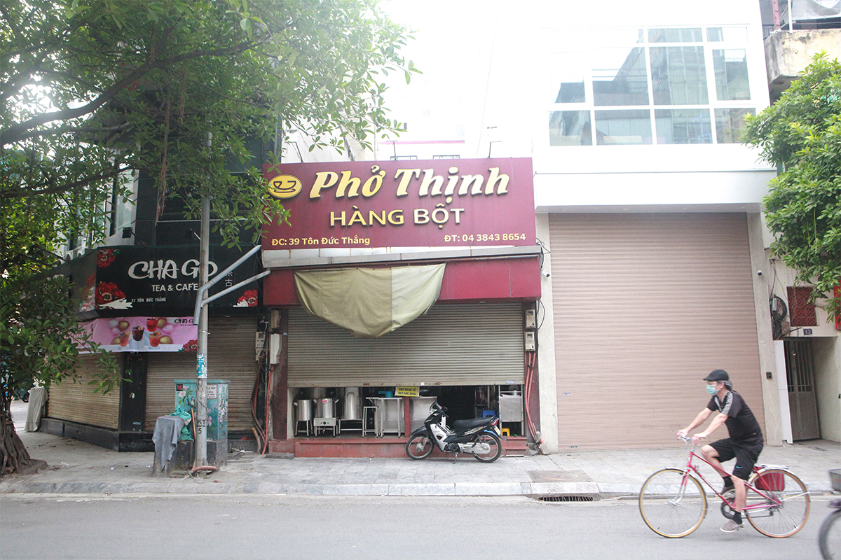 Một số quán phở nổi tiếng ở Hà Nội vẫn chưa mở cửa do không kịp chuẩn bị được nhân viên, đồ ăn đủ để bán tại chỗ.