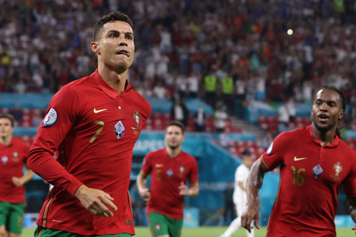  Ronaldo mở tỷ số cho Bồ Đào Nha trên chấm 11m.