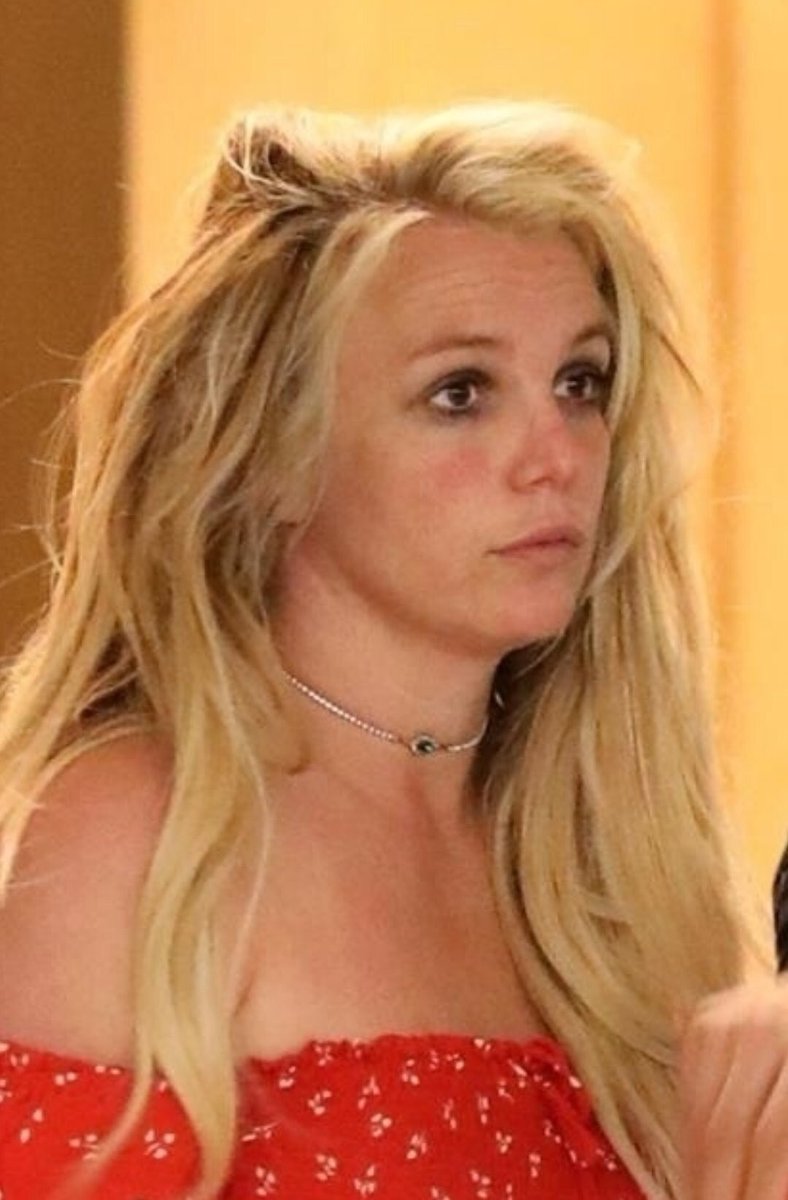 Britney sau đó bị đưa vào bệnh viện tâm thần suốt 3 tháng.