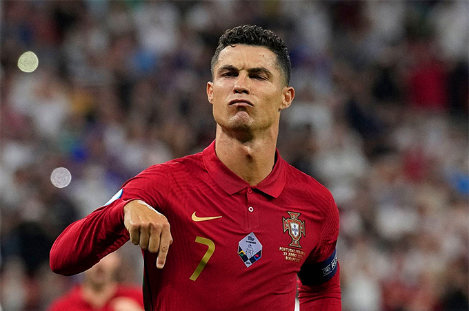 EURO 2020: Nghi án Ronaldo 'chỉ đạo' cho Benzema chuyền bóng câu giờ những phút cuối trận Pháp - Bồ Đào Nha - Ảnh 2