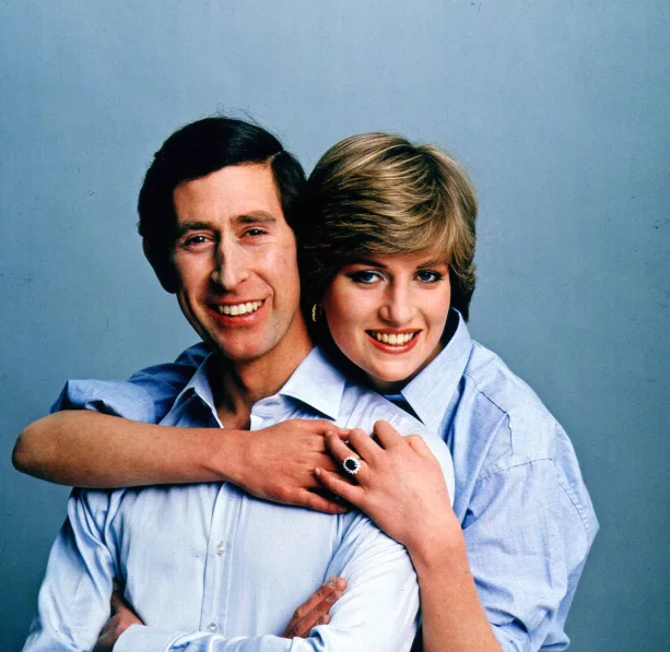 Khoảnh khắc hạnh phúc khi đính hôn của Charles và Diana.
