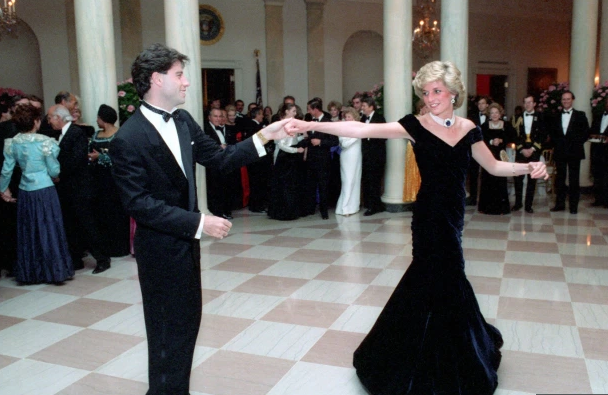Diana khiêu vũ cùng nam diễn viên John Travolta.
