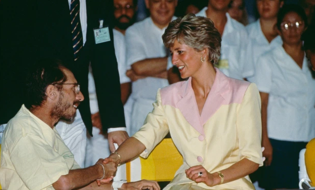 Diana vui vẻ bắt tay một bệnh nhân nhiễm AIDS, giúp giảm đi nhiều định kiến về sự lây lan căn bệnh này khi ấy.