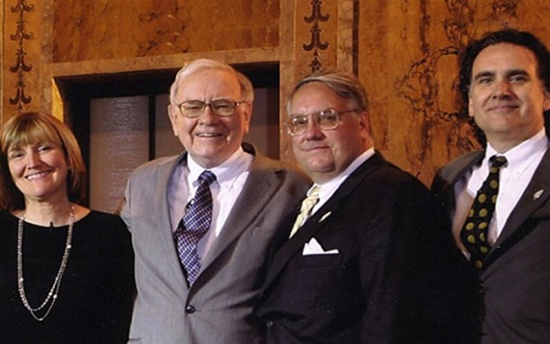 Warren Buffett và các con của ông.