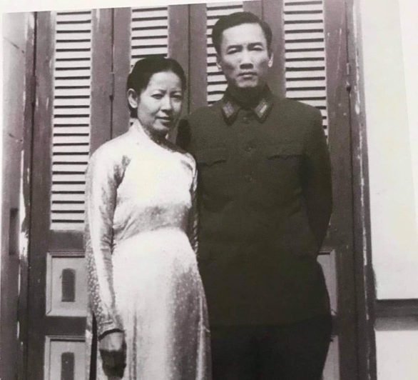 Ông bà nội của hoa hậu Hà Kiều Anh: Nhà ngoại giao Hà Văn Lâu và bà Nguyễn Tăng Diệu Hương.