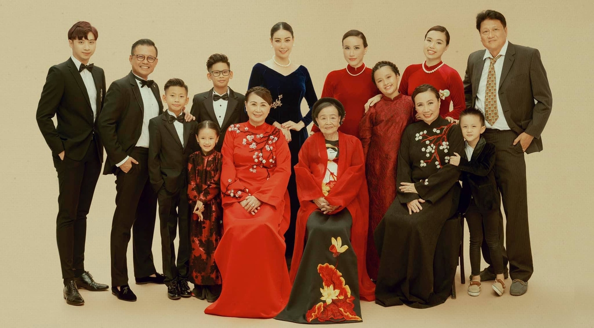 Gia đình nhà ngoại của hoa hậu Hà Kiều Anh (bà ngoại và mẹ ngồi giữa).