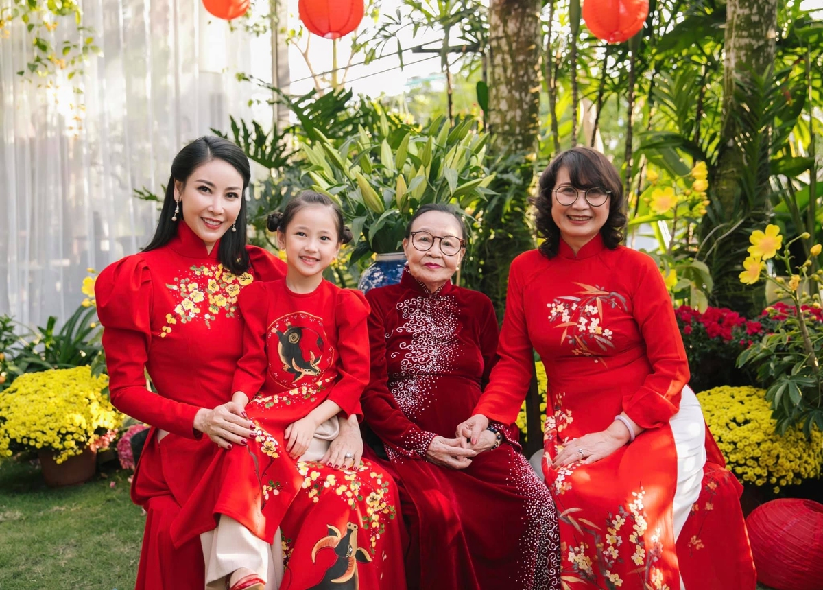 Bà Vương Kiều Oanh (ngoài cùng bên phải) trong bức ảnh 4 thế hệ phụ nữ nhà hoa hậu Hà Kiều Anh.